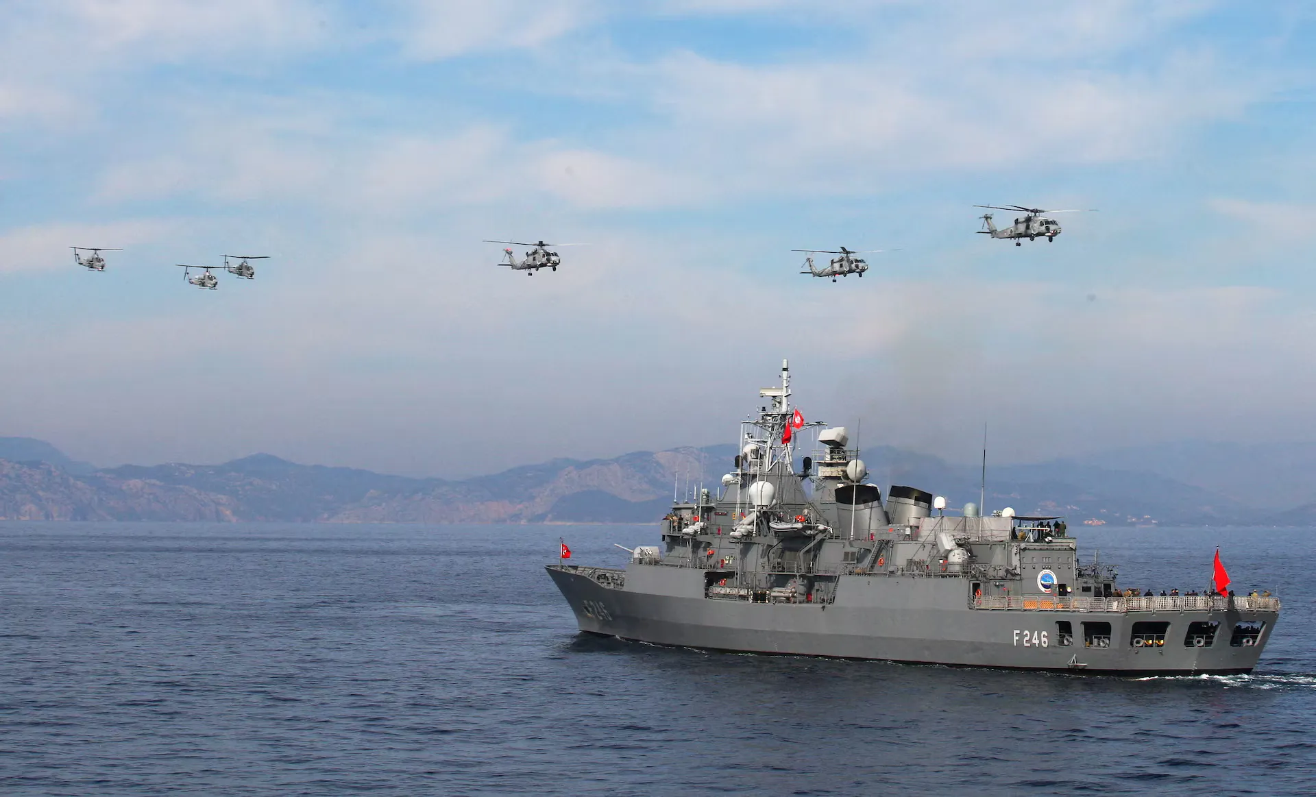 Кораблі та вертольоти ВМС Туреччини беруть участь у військових навчаннях Blue Homeland-Mavi Vatan 2025 в Егейському морі, біля берегів турецького прибережного міста Мармарис, 9 січня 2025 року